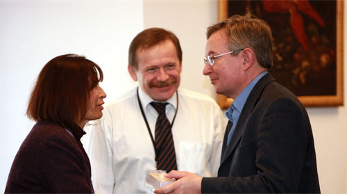 Professor Paliwoda receiving business cards from Dr Okoń-Horodyńska