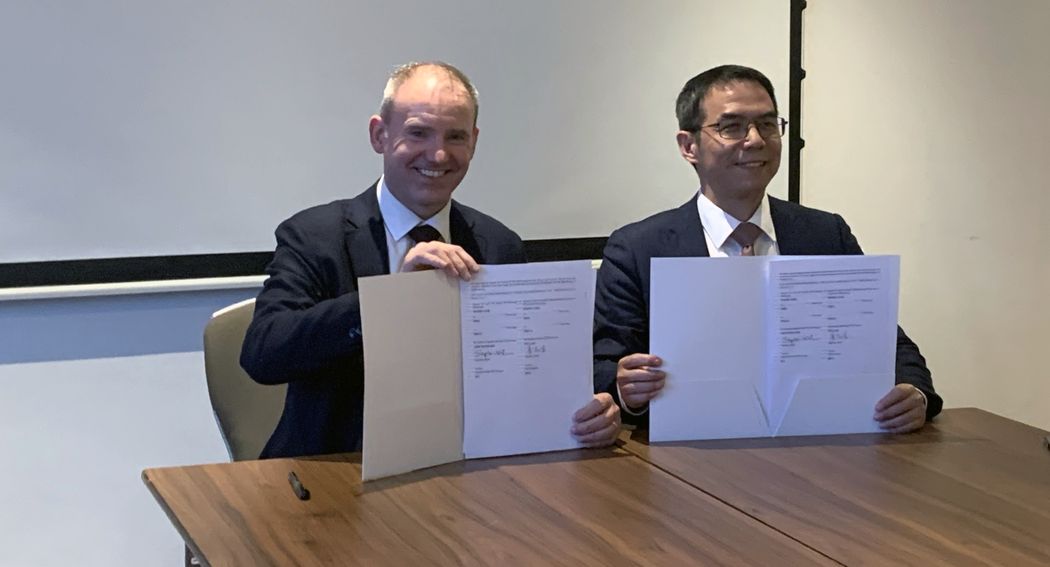 Picture shows Professor Stephen McArthur with Vice President Li